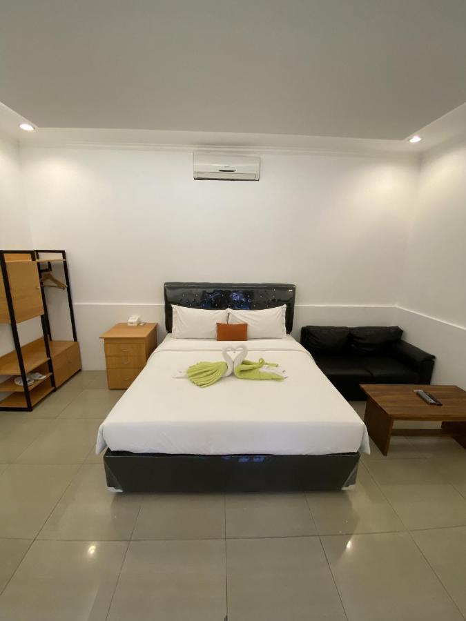 Chrome Hotel & Resort Solo Colomadu Εξωτερικό φωτογραφία